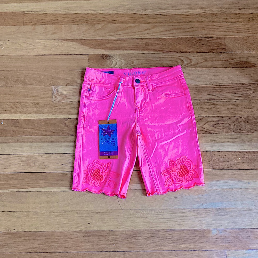 Vigoss cute Bermuda shorts. Very cute cute for summer☀️🌻